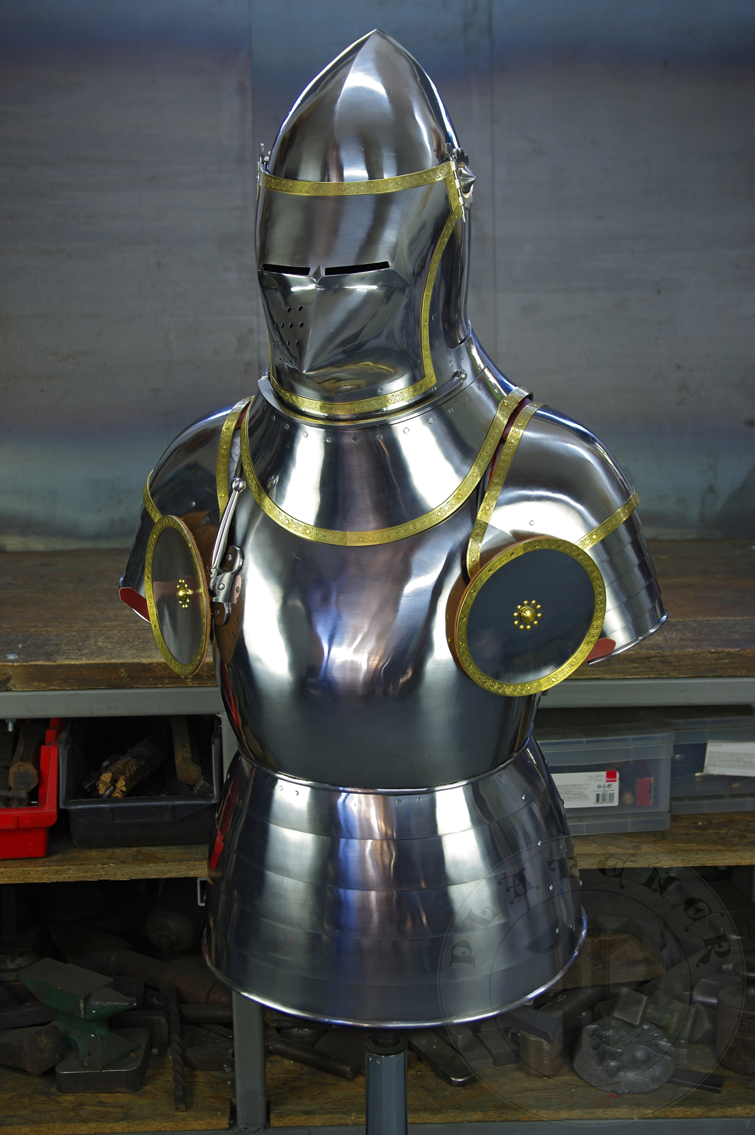 Part of armour inspired by depicts from Altar of St George of the Valencian school, circa 1410./Cz zbroi inspirowanej przedstawieniami z otarza w. Jerzego z warsztatu z Walencji, okoo 1410 rok.